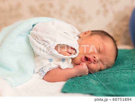 眠る新生児 眠る新生児 60751894