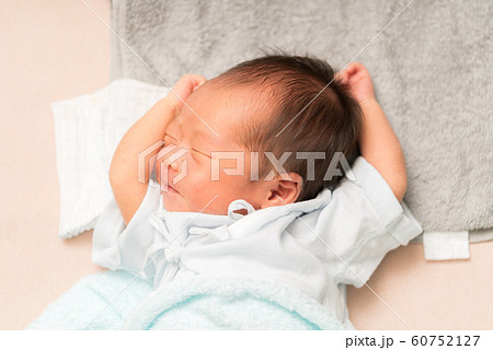 眠る新生児 眠る新生児 60752127