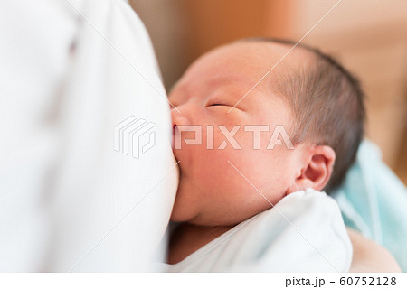 母乳を吸う新生児 母乳を吸う新生児 60752128