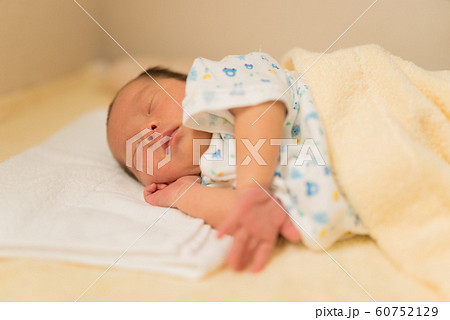 眠る新生児 眠る新生児 60752129