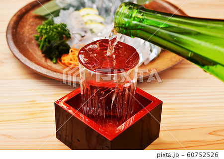 さより刺身と冷酒で乾杯 60752526