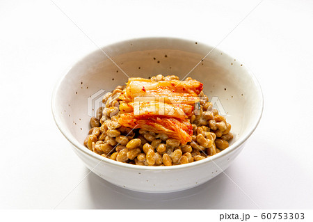 納豆アレンジ「キムチ納豆」(白菜キムチトッピング極小粒納豆)。(白バック) 60753303