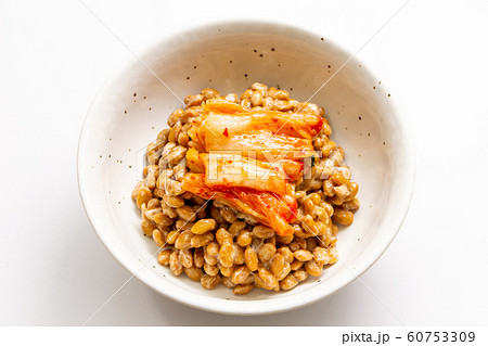 納豆アレンジ「キムチ納豆」(白菜キムチトッピング極小粒納豆)。(白バック) 60753309