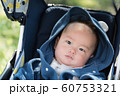 ベビーカーに乗る赤ちゃん 60753321