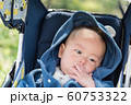 ベビーカーに乗る赤ちゃん 60753322