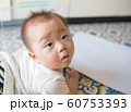 いたずらが見つかった赤ちゃん 60753393