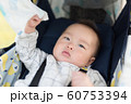 ベビーカーで散歩をする赤ちゃん 60753394