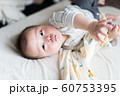 寝転がる赤ちゃん 60753395