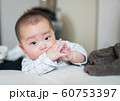 指を加える赤ちゃん 60753397