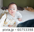 ずりばいする赤ちゃん 60753398