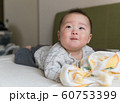 何かを見つめる赤ちゃん 60753399