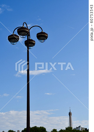 パリ、街灯とエッフェル塔 60753543