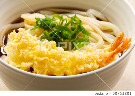 ぶっかけうどんにのせられたえびの天ぷら。 60753801