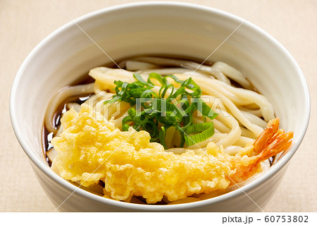 ぶっかけうどんにのせられたえびの天ぷら。 60753802
