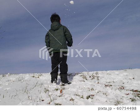 青空の元雪で遊ぶ子ども 60754498