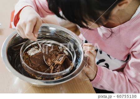 チョコレートをつくる女の子 60755130