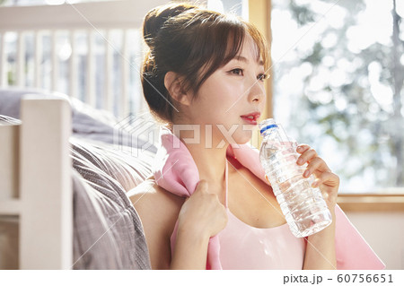 運動 水 女性 60756651