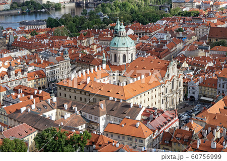 聖ヴィート大聖堂の塔からプラハ街並み　モルダウ川 60756999