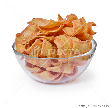potato chips in a glass bowl 60757339