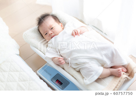 体重を測る赤ちゃん 体重を測る赤ちゃん 60757750
