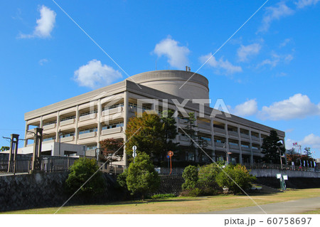 快晴の青空と武庫川の河川敷公園から見た宝塚市役所 アップ 60758697