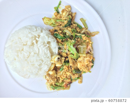 Stir fry mixed-seafood with with yellow curry 60758872
