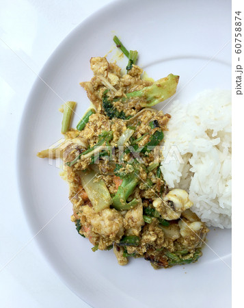 Stir fry mixed-seafood with with yellow curry 60758874