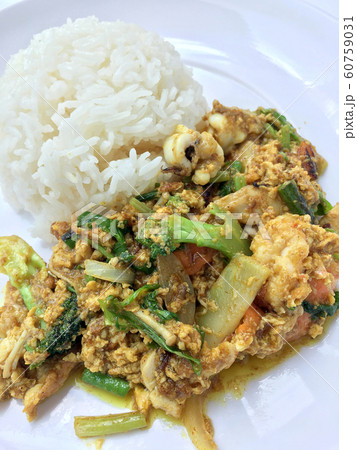 Stir fry mixed-seafood with with yellow curry 60759031