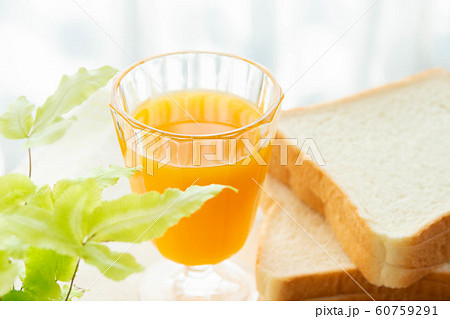 みかんジュースとパン 60759291