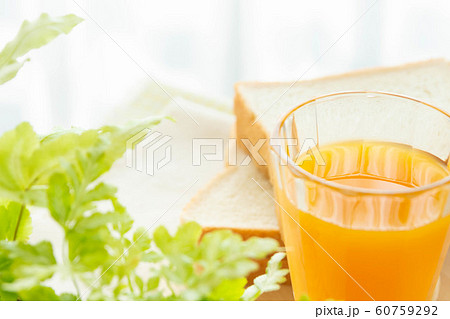 みかんジュースとパン 60759292