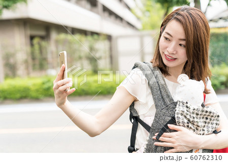 赤ちゃんを自撮りする母親 赤ちゃんを自撮りする母親 60762310