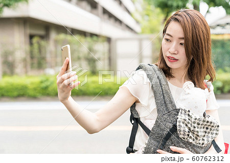 赤ちゃんを自撮りする母親 60762312