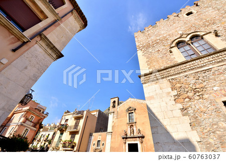 イタリア　シチリア島　タオルミーナ風景　歴史を感じさせる街並み 60763037