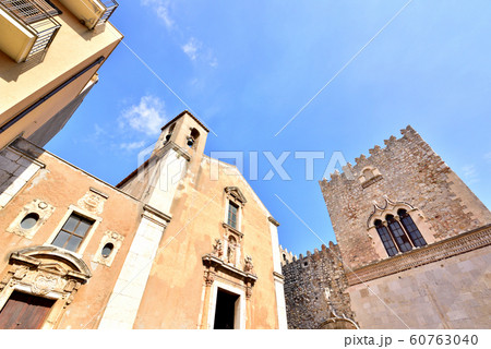 イタリア　シチリア島　タオルミーナ風景　歴史を感じさせる街並み 60763040