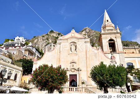 イタリア　シチリア島　タオルミーナ風景　サンジュゼッペ教会 60763042