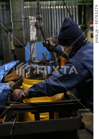 メッキ処理作業 60763274