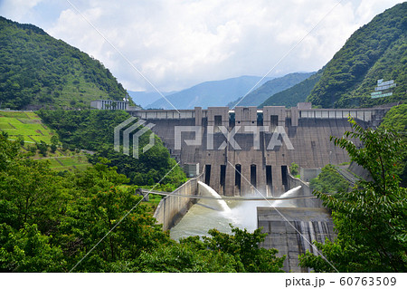 静岡県　県道388号線と大井川の風景 60763509
