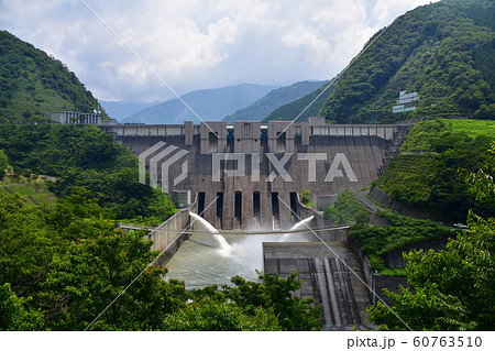 静岡県　県道388号線と大井川の風景 60763510