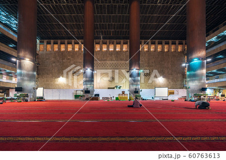 インドネシア・ジャカルタのイスティクラル・モスクの礼拝所 インドネシア・ジャカルタのイスティクラル・モスクの礼拝所 60763613