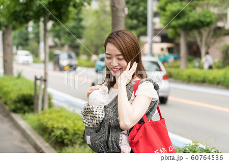 赤ちゃんを抱える母親 赤ちゃんを抱える母親 60764536