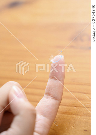 コンタクトレンズと女性の指 コンタクトレンズと女性の指 60764840