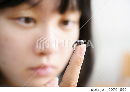 コンタクトレンズをつける女性 コンタクトレンズをつける女性 60764842