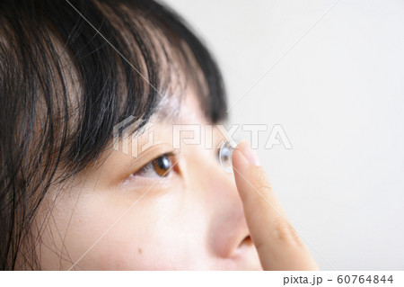 コンタクトレンズをつける女性 コンタクトレンズをつける女性 60764844