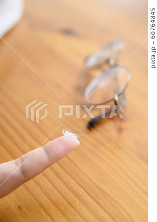 コンタクトレンズと女性の指とメガネ コンタクトレンズと女性の指とメガネ 60764845