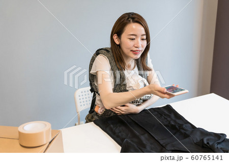 衣類を梱包する母親 衣類を梱包する母親 60765141