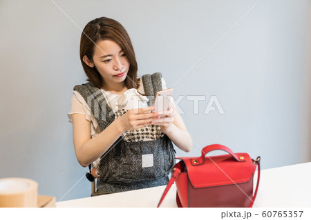 かばんを梱包する女性 かばんを梱包する女性 60765357