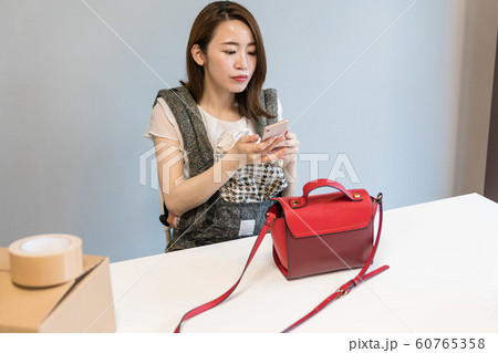かばんを梱包する女性 60765358