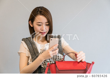 かばんを撮影する女性 60765426