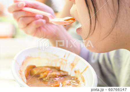 キャンプでカレーを食べる女性 キャンプでカレーを食べる女性 60766147