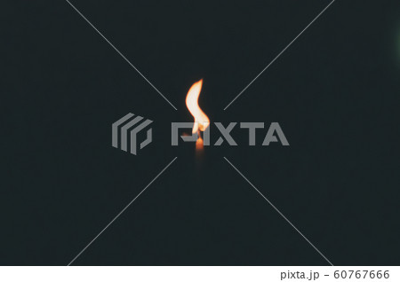 ロウソクの火 60767666